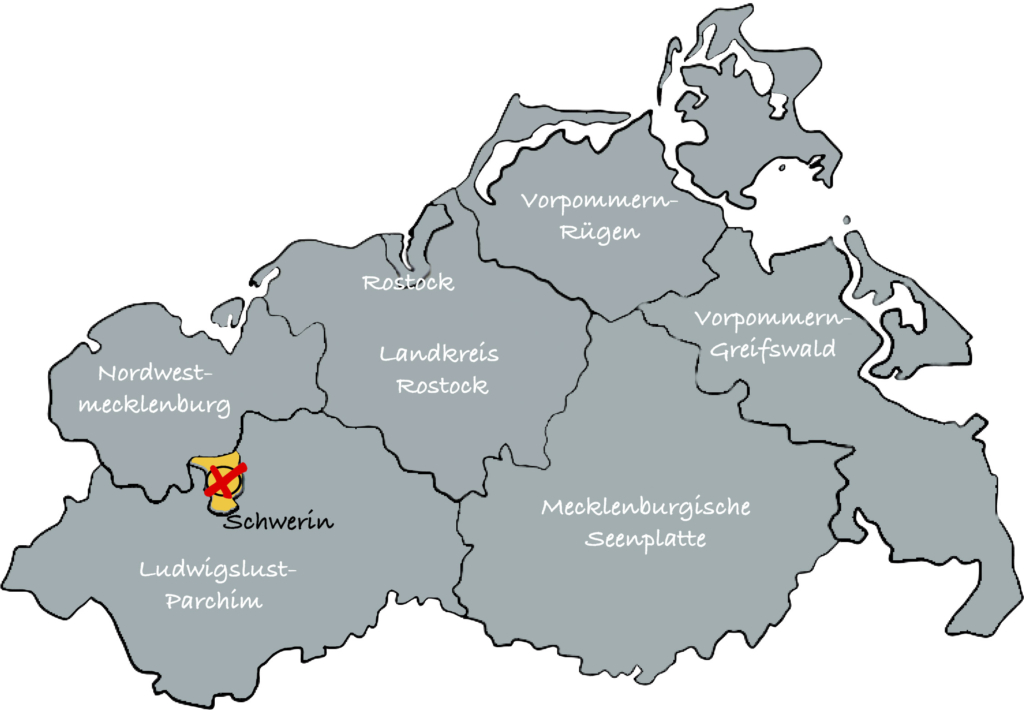 Eine Karte von Mecklenburg-Vorpommern mit den Umrissen der Landkreise und kreisfreien Städte. Alle bis auf Schwerin sind grau eingefärbt. Die Landeshauptstadt ist orange eingefärbt und trägt ein rotes Wahlkreuz.